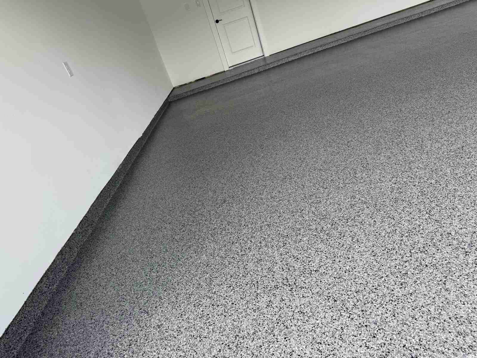 Piso oscuro con zócalo terminado